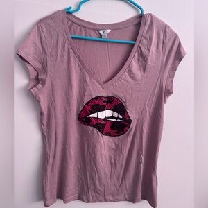 G by GUESS V-Neck Graphic Tee – Lip Print – Size L (runs small)
